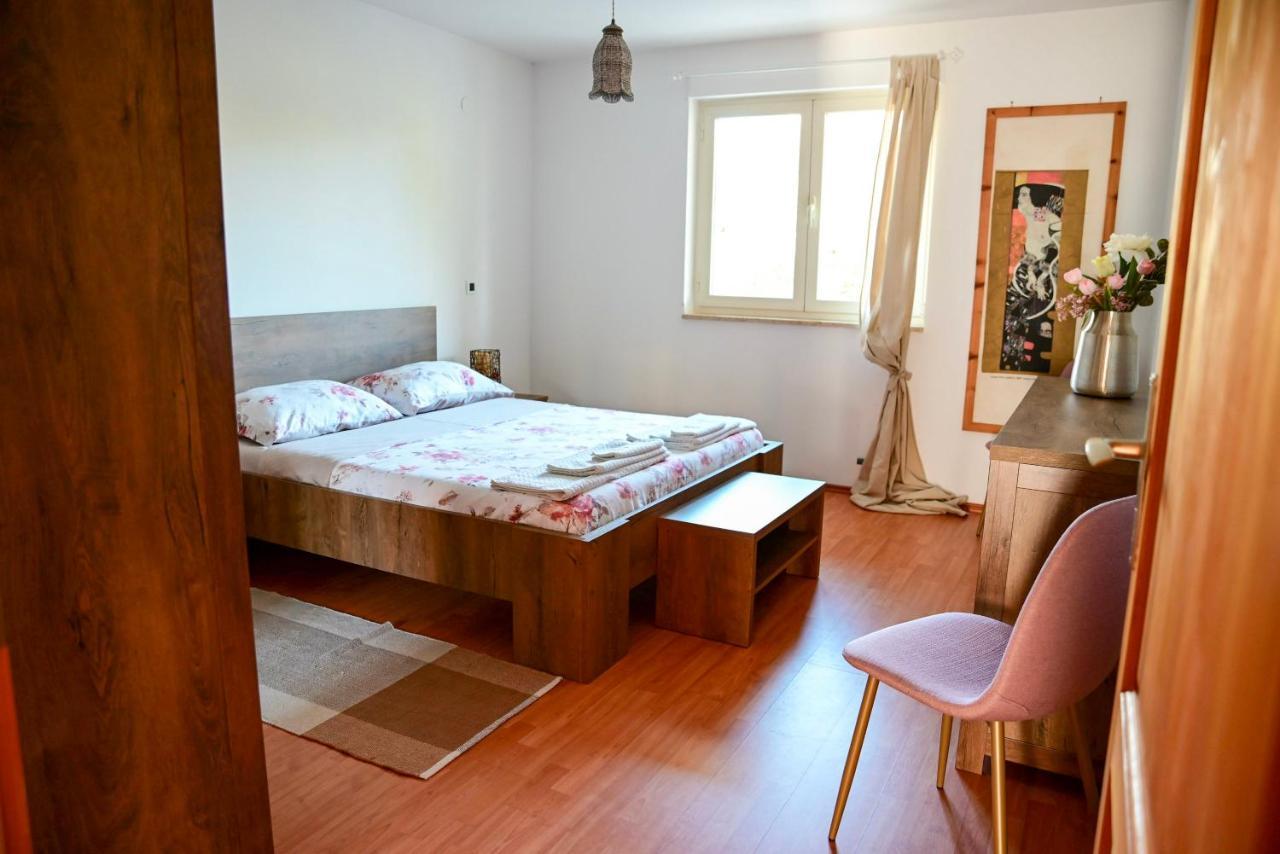 Apartment Laetitia Kaštelir Exterior foto
